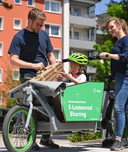 sigo_Paar mit Kind an Verleihstation_1169