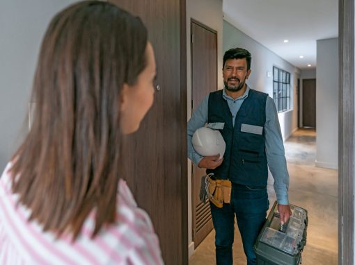 Aufpassen an der Haustür!Überprüfen Sie, wer in die Wohnung möchte.